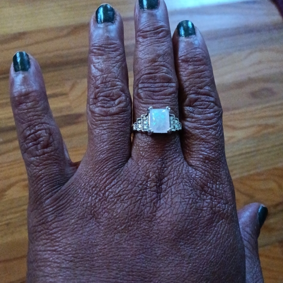 Beautiful ring - Picture 2 of 4